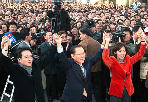 이회창 후보가 1일 부산역 유세에서 남경필 의원, 나경원 특보 등 젊은 참모들과 함께 지지자들에게 손을 들어 인사하고 있다. 